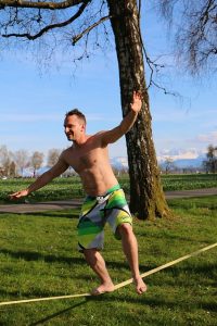 Man slack lining